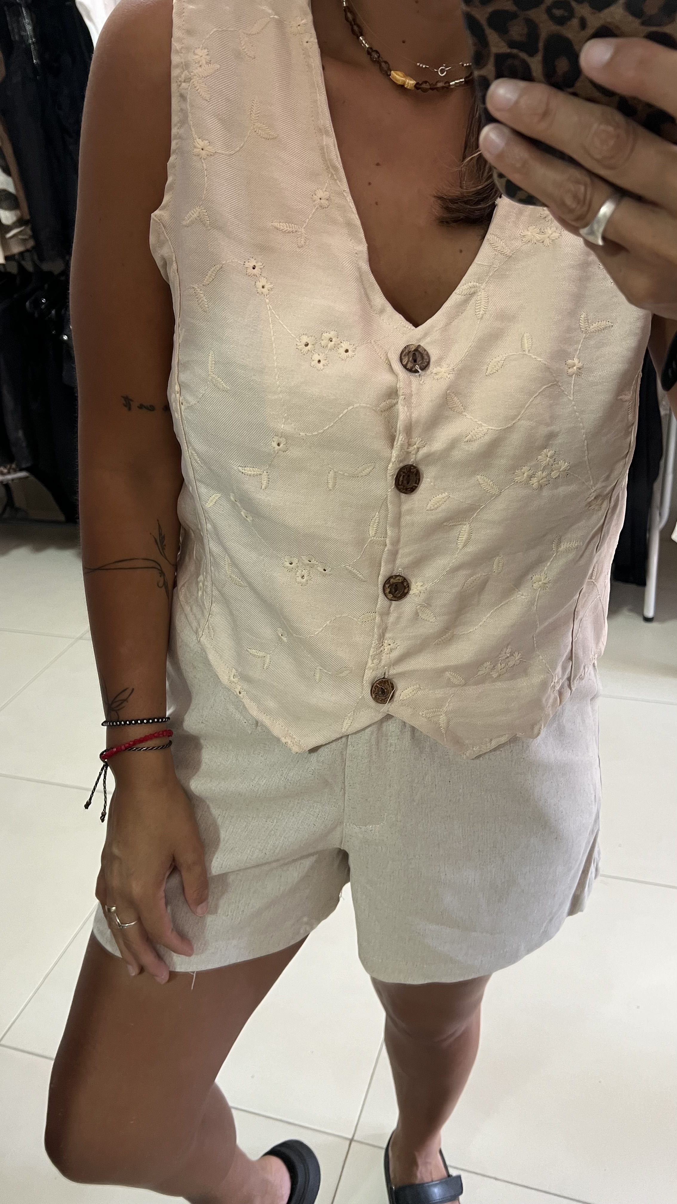 Chaleco FLORES bordadas