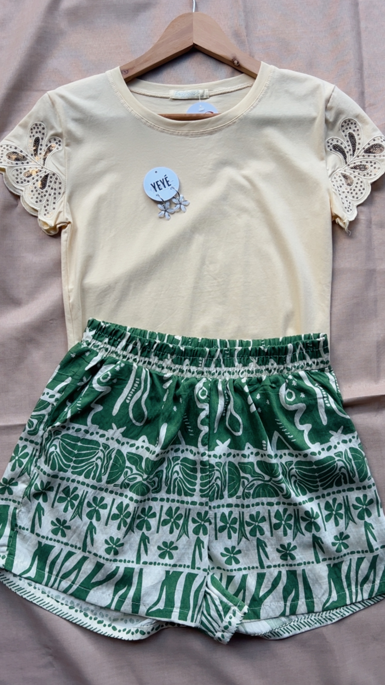 Remera detalle Hombros HOJAS DORADAS