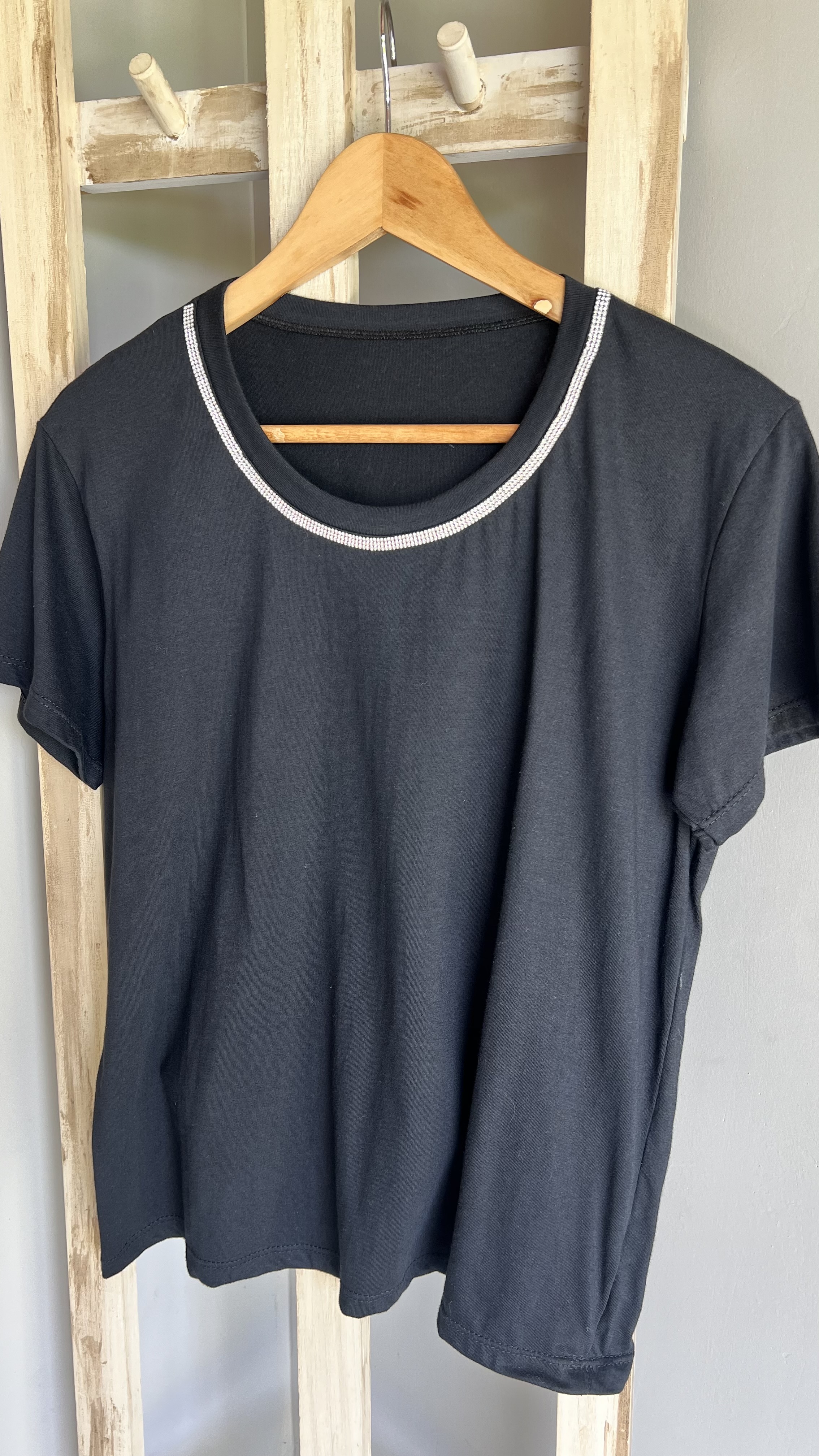 Remera detalle cuello STRAS