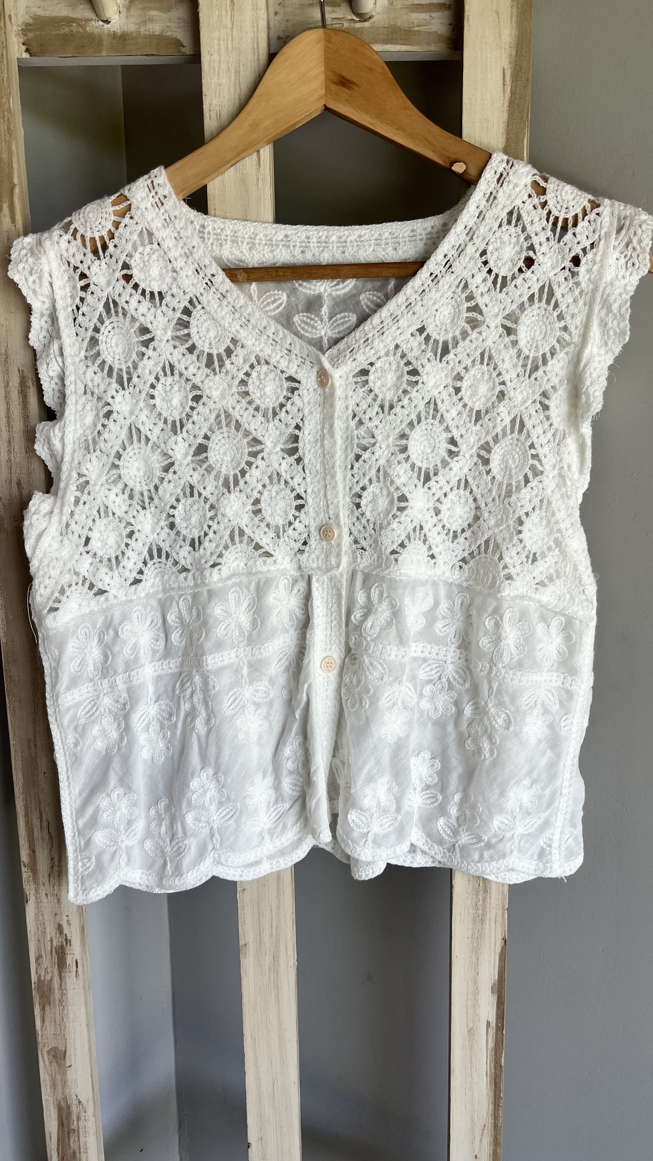 Musculosa BRODERI recorte en la cintura